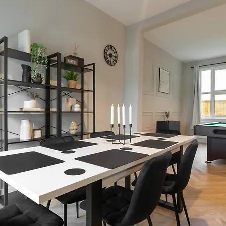 Modern 4 Bed House With Pool Table Apartment Stoke-on-Trent Exterior photo