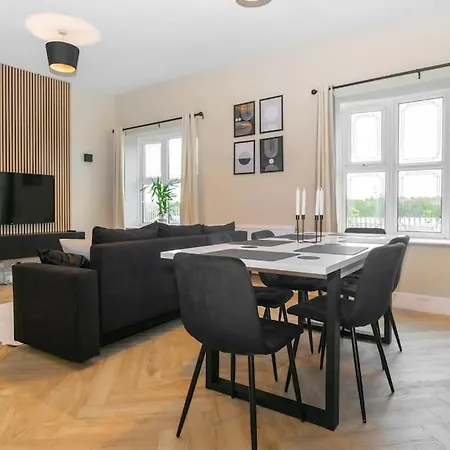 Modern 4 Bed House With Pool Table Apartment Stoke-on-Trent Exterior photo
