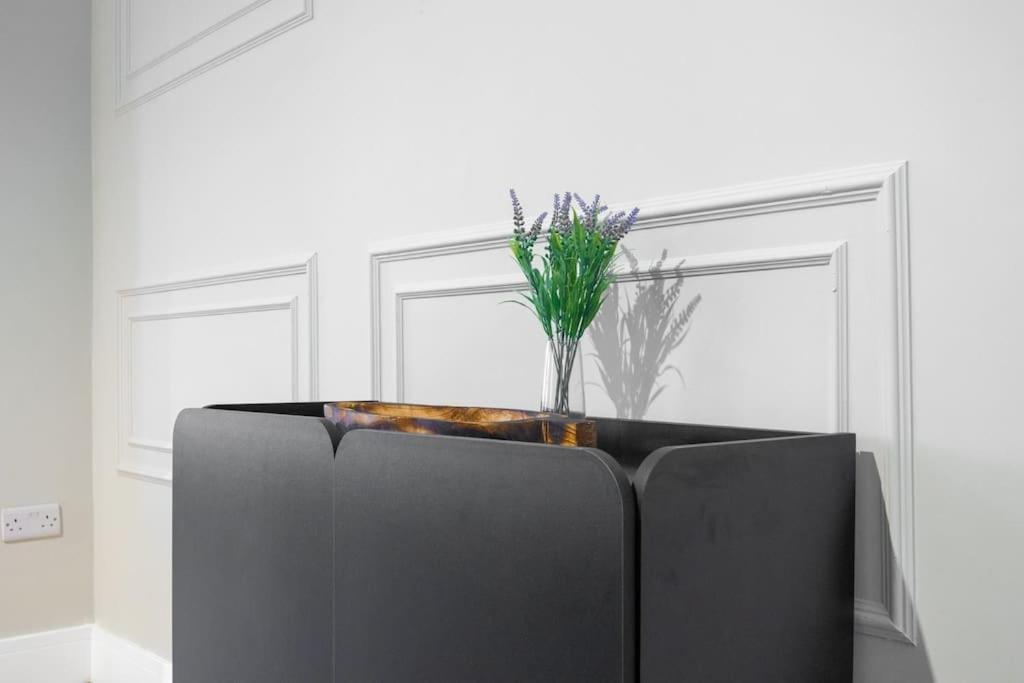 Modern 4 Bed House With Pool Table Alloggio in famiglia *