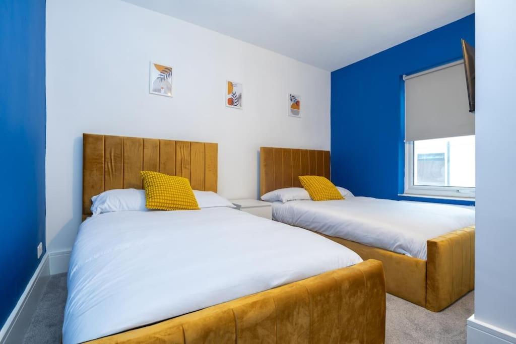 Modern 4 Bed House With Pool Table Alloggio in famiglia *