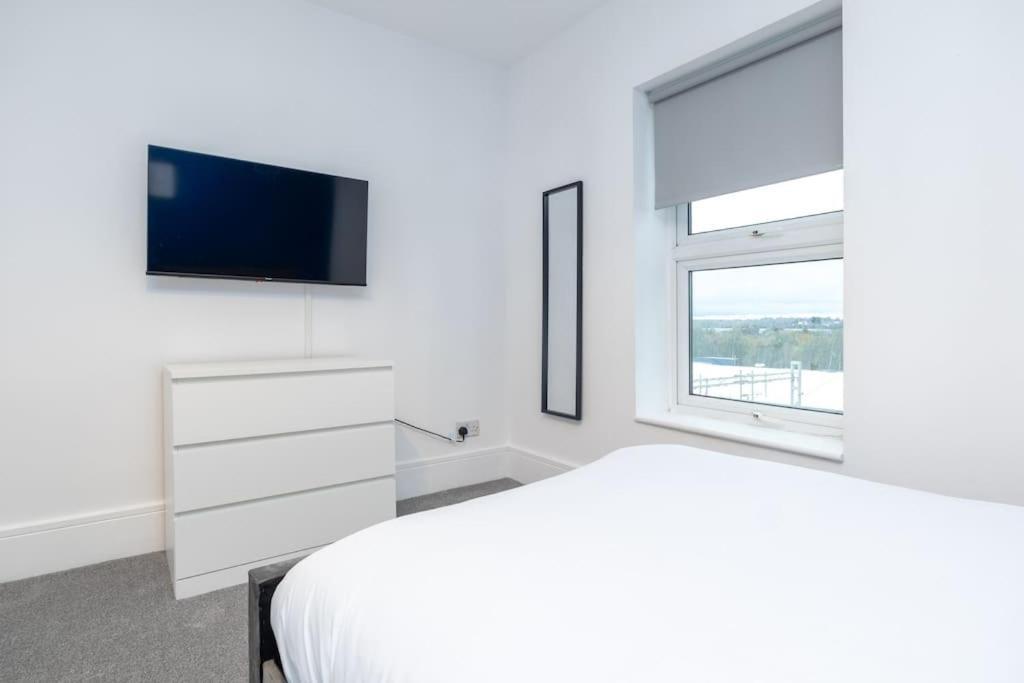 Modern 4 Bed House With Pool Table Stoke-on-Trent
