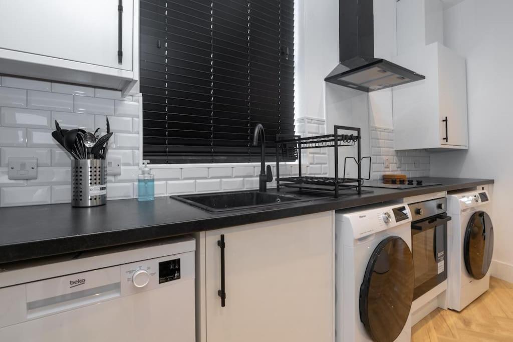 Modern 4 Bed House With Pool Table * Stoke-on-Trent