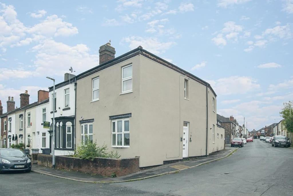 Modern 4 Bed House With Pool Table