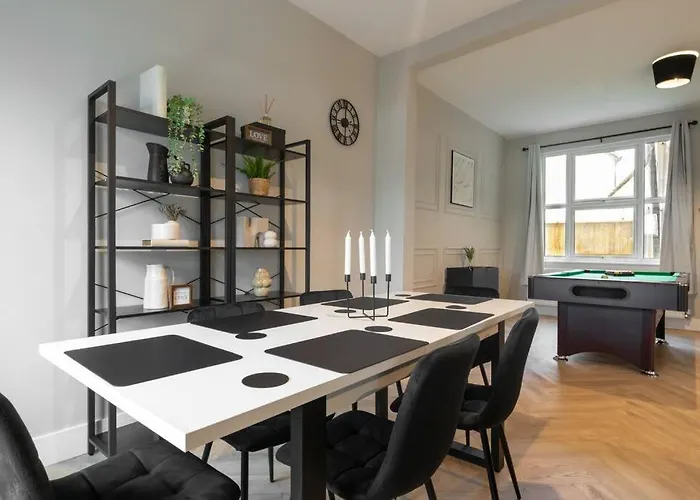 Modern 4 Bed House With Pool Table