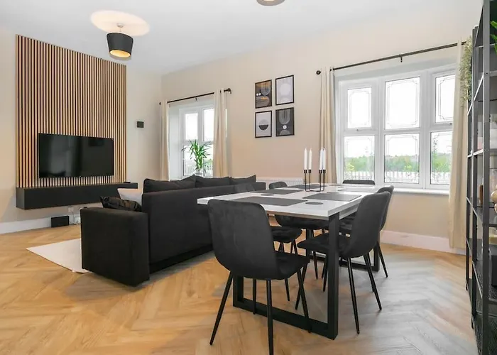 Modern 4 Bed House With Pool Table