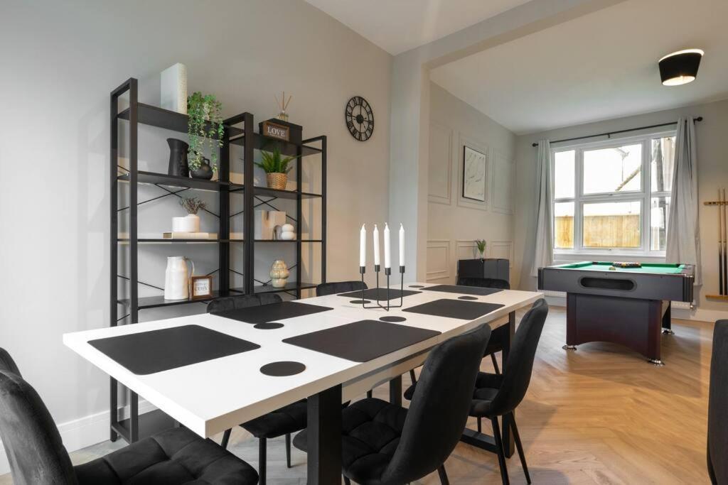 Modern 4 Bed House With Pool Table Homestay