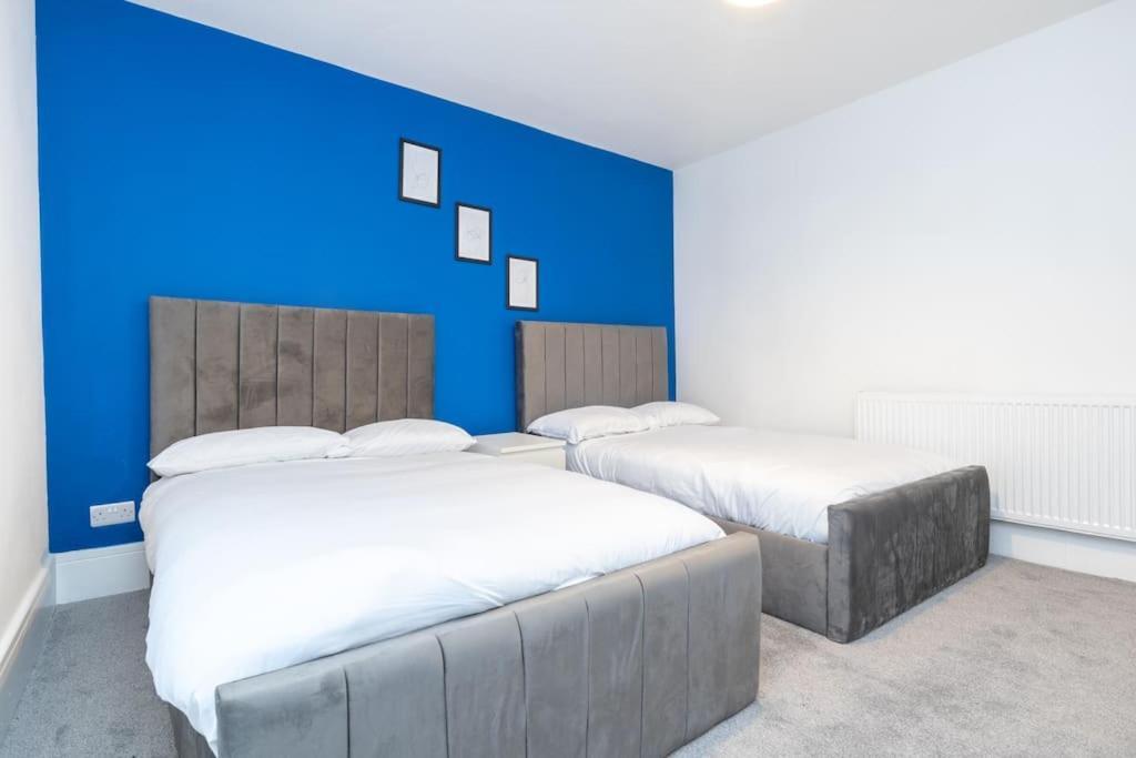 Homestay Modern 4 Bed House With Pool Table Stoke-on-Trent