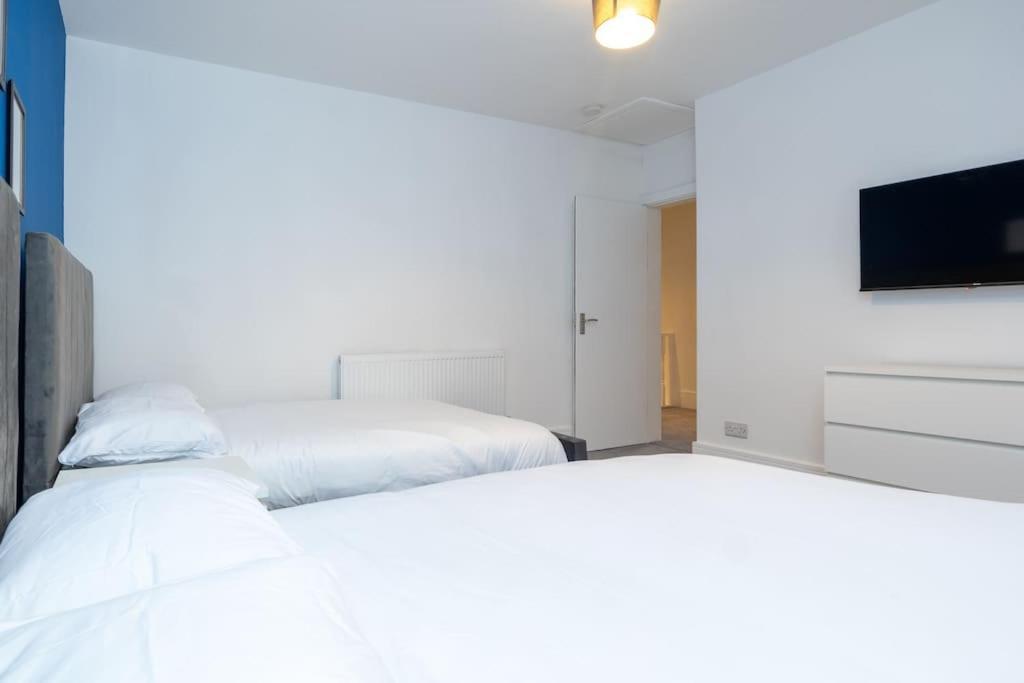 Modern 4 Bed House With Pool Table * Stoke-on-Trent