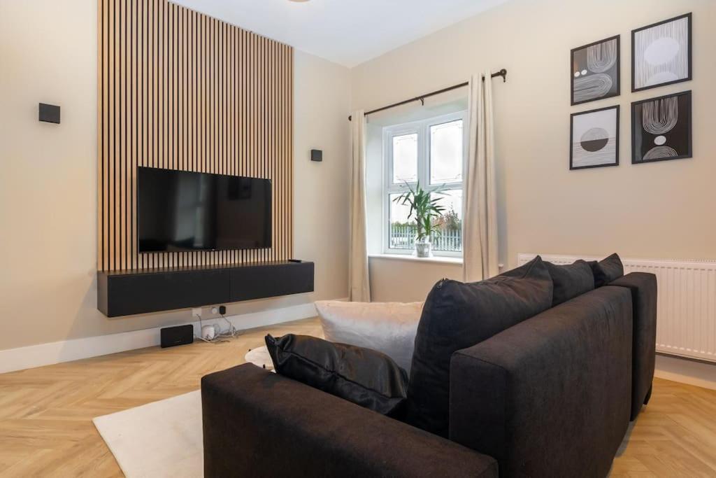 Modern 4 Bed House With Pool Table Homestay