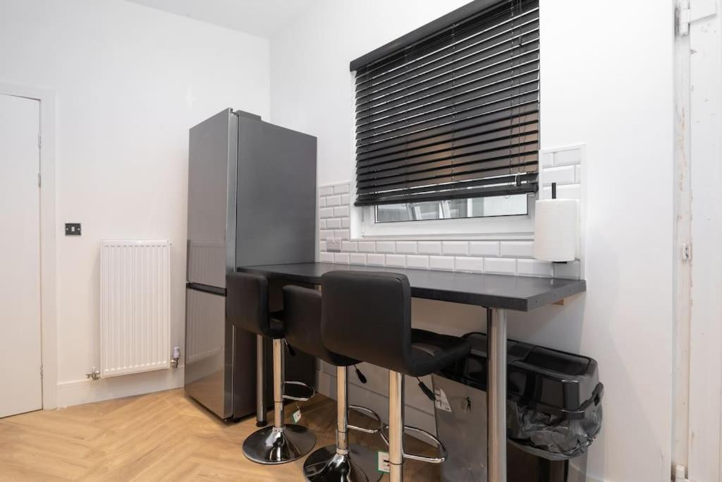 Homestay Modern 4 Bed House With Pool Table Stoke-on-Trent