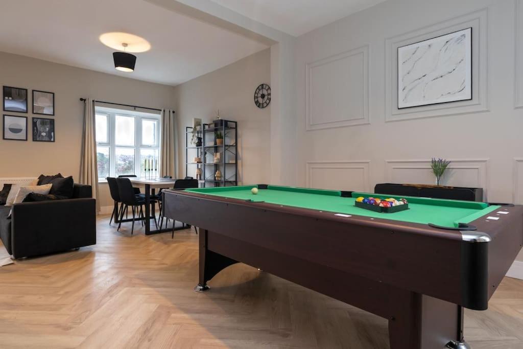 Modern 4 Bed House With Pool Table Homestay Stoke-on-Trent
