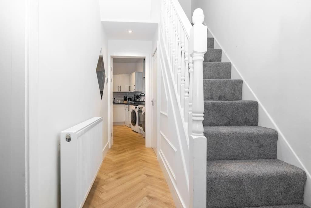 Homestay Modern 4 Bed House With Pool Table Stoke-on-Trent
