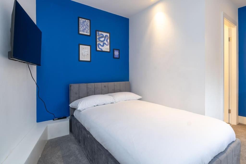 Modern 4 Bed House With Pool Table Homestay