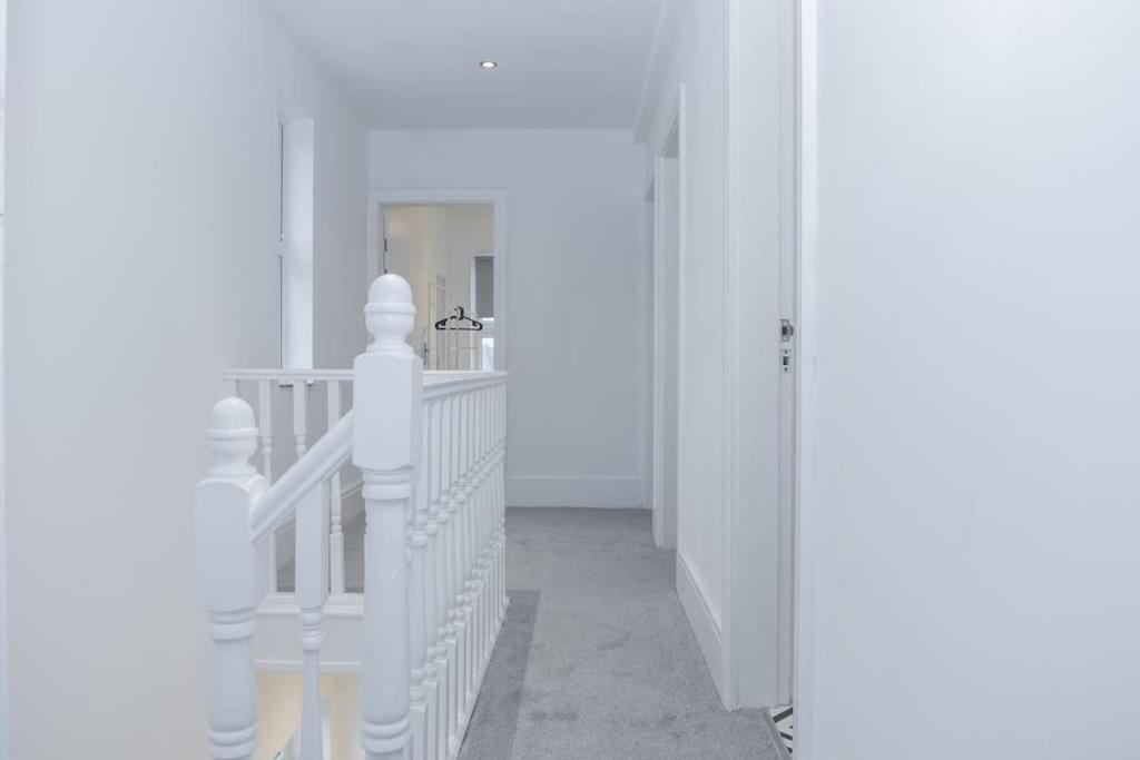 Modern 4 Bed House With Pool Table Homestay Stoke-on-Trent