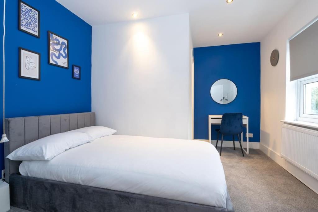 Homestay Modern 4 Bed House With Pool Table Stoke-on-Trent