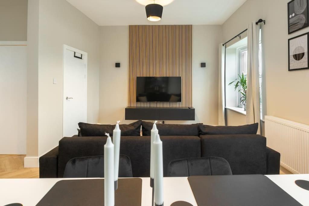 Modern 4 Bed House With Pool Table *