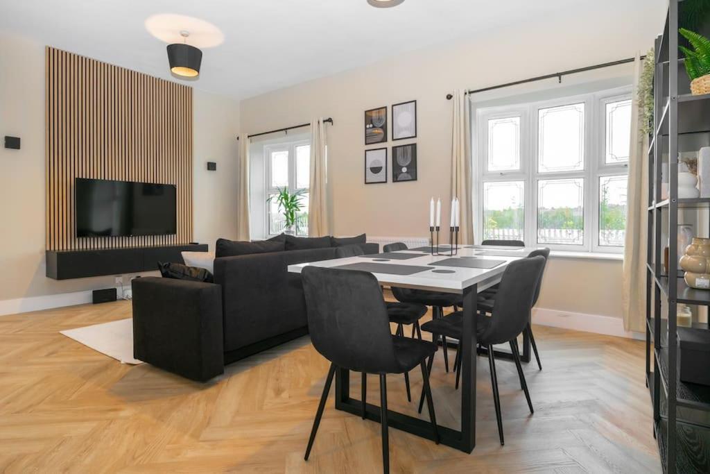 Modern 4 Bed House With Pool Table Homestay