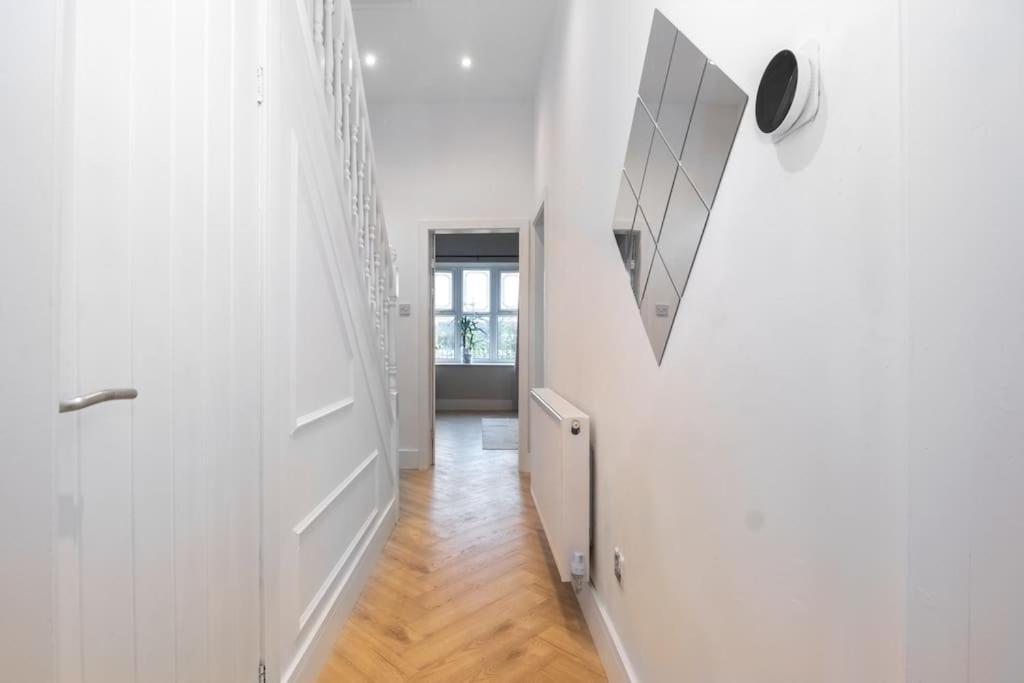 Modern 4 Bed House With Pool Table *