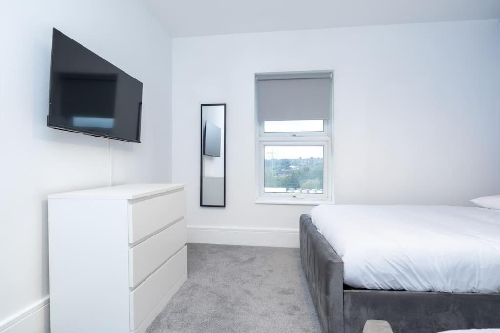 Homestay Modern 4 Bed House With Pool Table Stoke-on-Trent