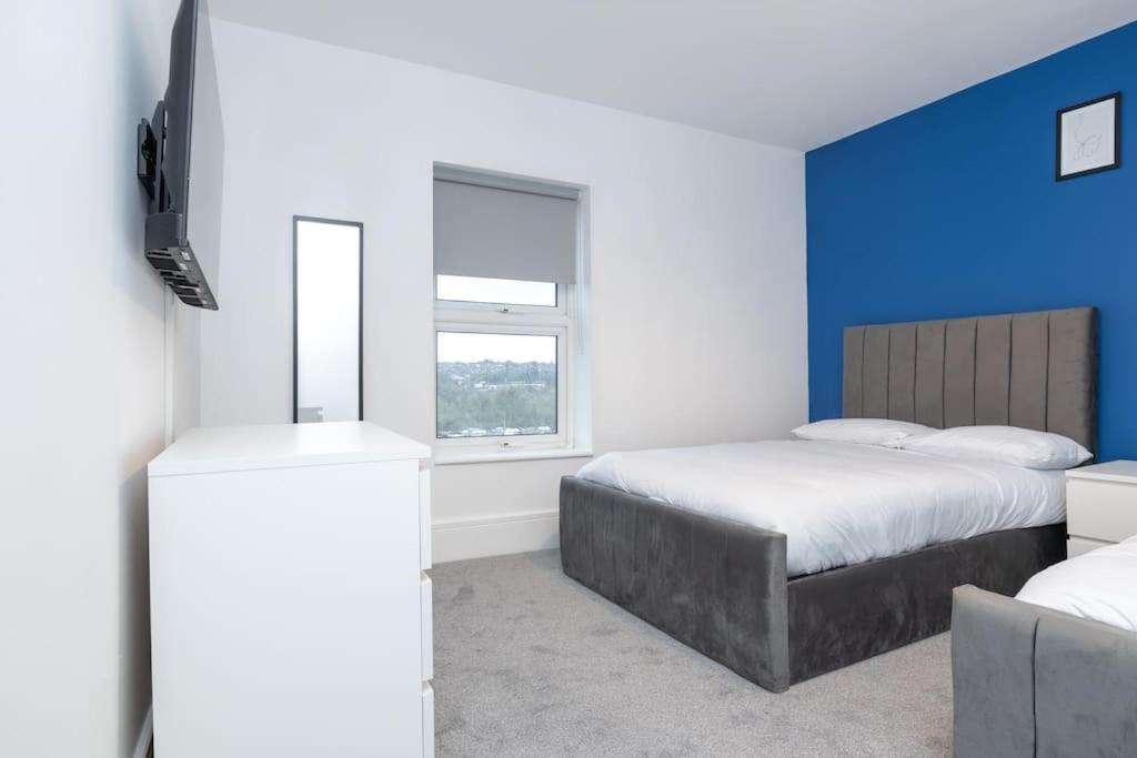 Modern 4 Bed House With Pool Table *