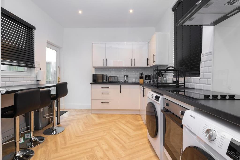Modern 4 Bed House With Pool Table Stoke-on-Trent