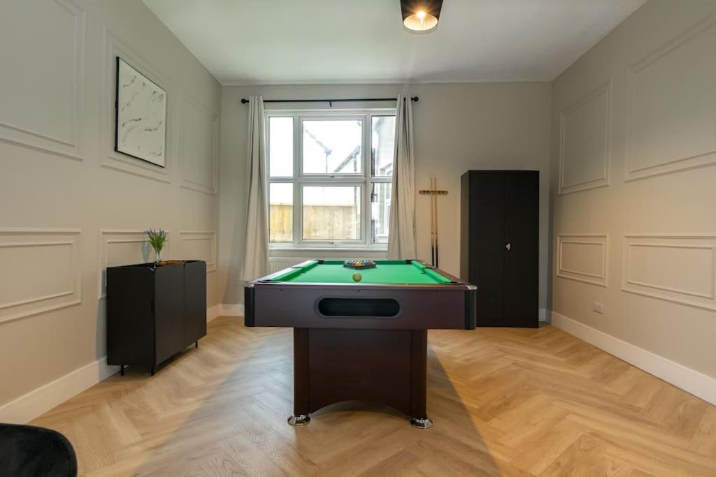 Modern 4 Bed House With Pool Table *